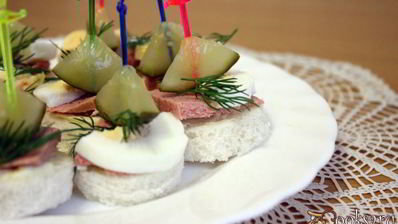 канапе с паштетом и яйцом