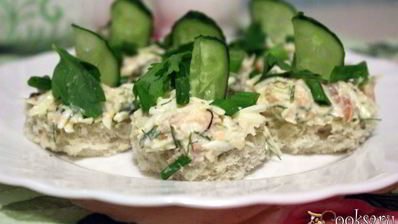 канапе с плавленным сырком и форелью