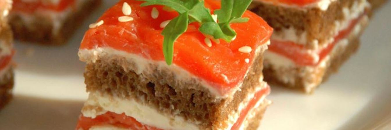 Канапе с подкопченной неркой и творожным сыром