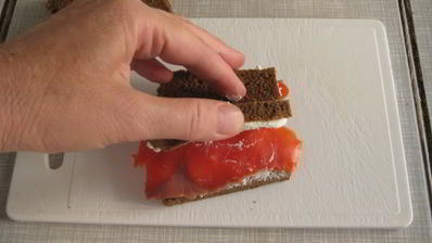 канапе с подкопченной неркой и творожным сыром