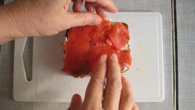 канапе с подкопченной неркой и творожным сыром