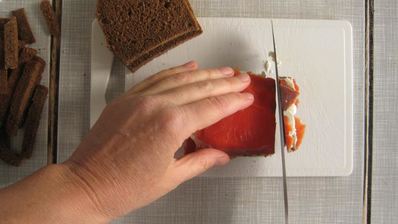 канапе с подкопченной неркой и творожным сыром