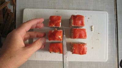 канапе с подкопченной неркой и творожным сыром