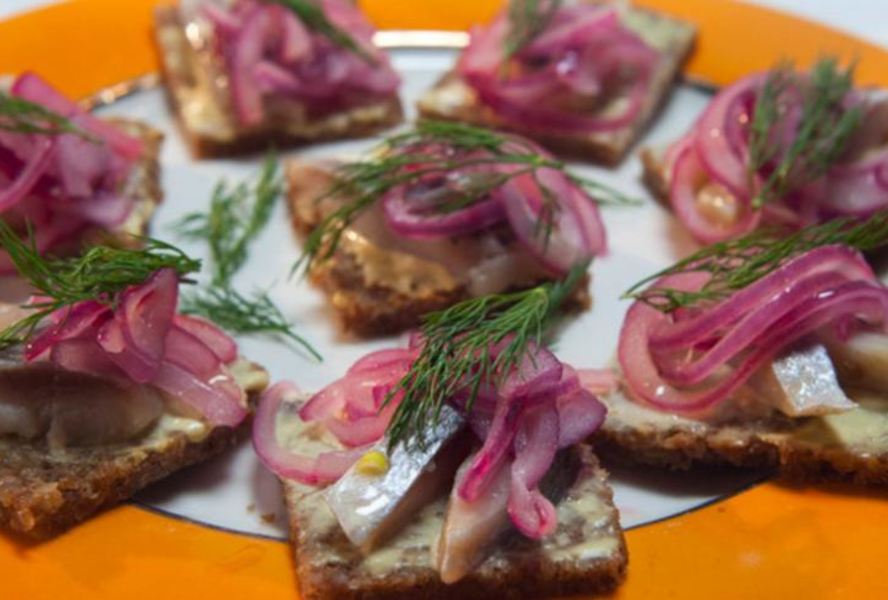 Канапе с сельдью и красным луком