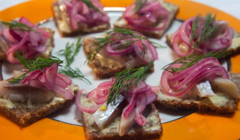 Рецепт канапе с сельдью и красным луком
