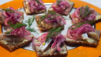 канапе с сельдью и красным луком