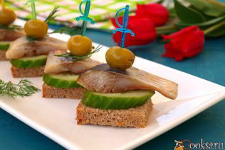 Канапе с сельдью и свежим огурцом