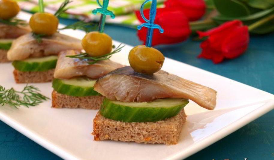 Рецепт канапе с сельдью и свежим огурцом
