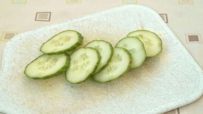 канапе с сельдью и свежим огурцом