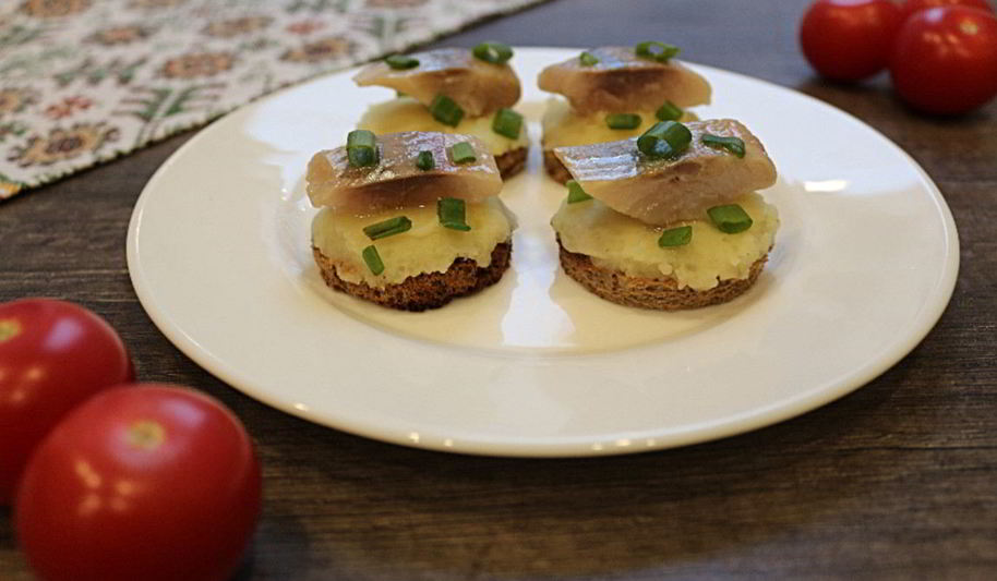 Рецепт канапе с сельдью