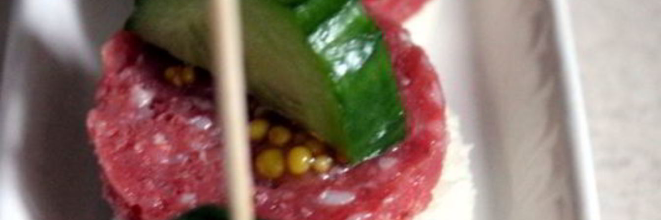 Канапе с сервелатом и свежим огурцом