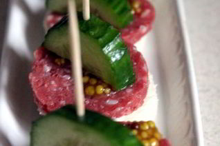 Канапе с сервелатом и свежим огурцом