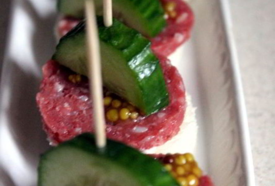 Канапе с сервелатом и свежим огурцом