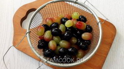 канапе с сыром и виноградом