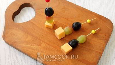 канапе с сыром и виноградом