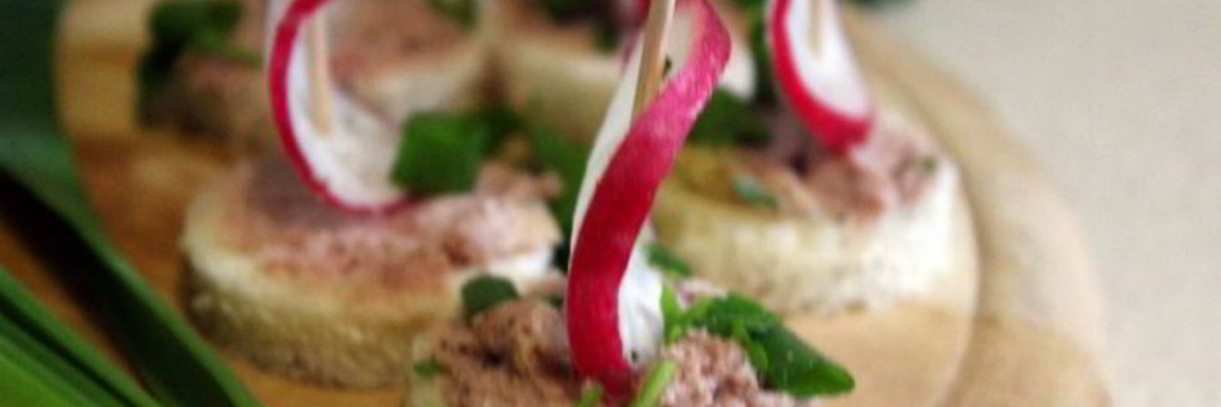 Канапе со сливочным паштетом из индейки и редисом