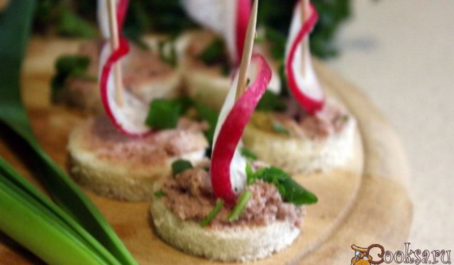 Рецепт канапе со сливочным паштетом из индейки и редисом
