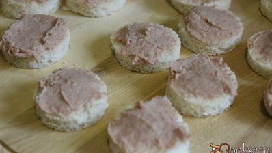 канапе со сливочным паштетом из индейки и редисом