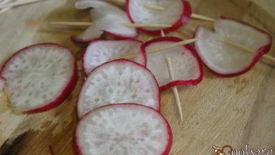 канапе со сливочным паштетом из индейки и редисом