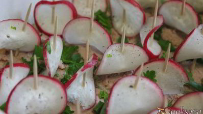 канапе со сливочным паштетом из индейки и редисом