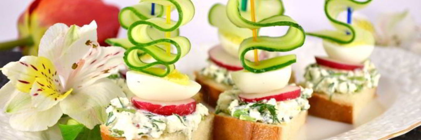 Канапе со свежим огурцом, перепелиными яйцами и адыгейским сыром