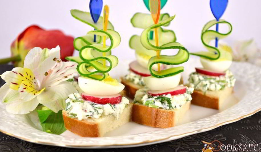 Рецепт канапе со свежим огурцом, перепелиными яйцами и адыгейским сыром