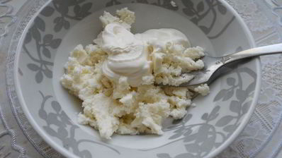 канапе со свежим огурцом, перепелиными яйцами и адыгейским сыром