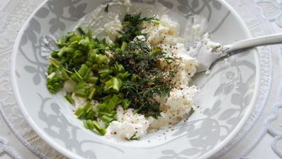 канапе со свежим огурцом, перепелиными яйцами и адыгейским сыром