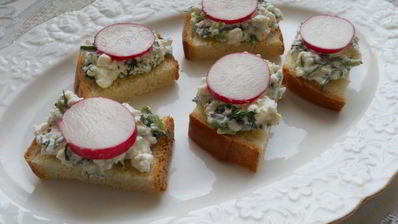 канапе со свежим огурцом, перепелиными яйцами и адыгейским сыром