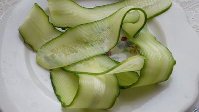 канапе со свежим огурцом, перепелиными яйцами и адыгейским сыром