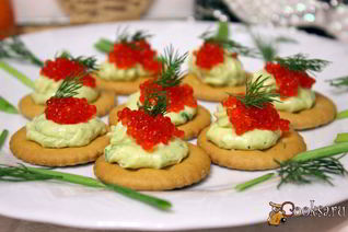 Новогодние канапе на крекерах