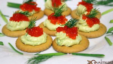 новогодние канапе на крекерах