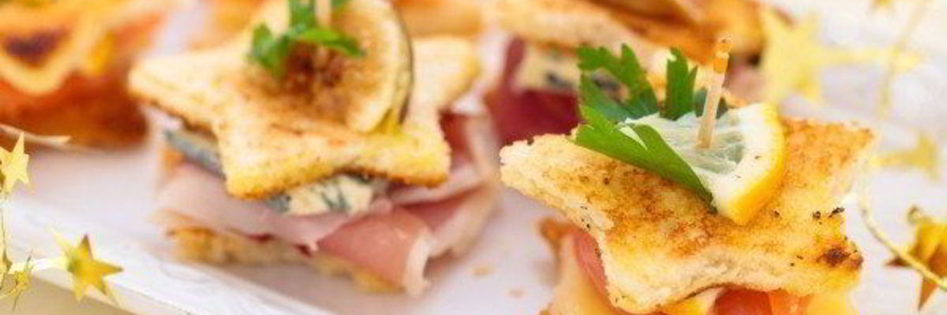 Новогодние канапе с сыром и лососем