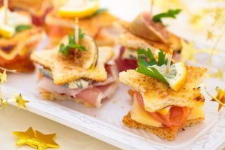 Новогодние канапе с сыром и лососем