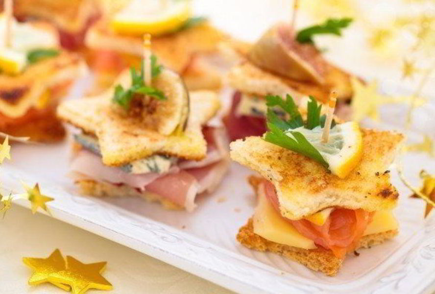 Новогодние канапе с сыром и лососем