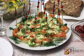 Праздничные канапе с форелью