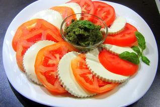 Капрезе с соусом песто