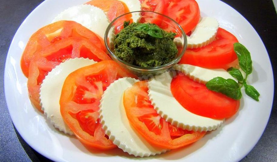 Рецепт капрезе с соусом песто