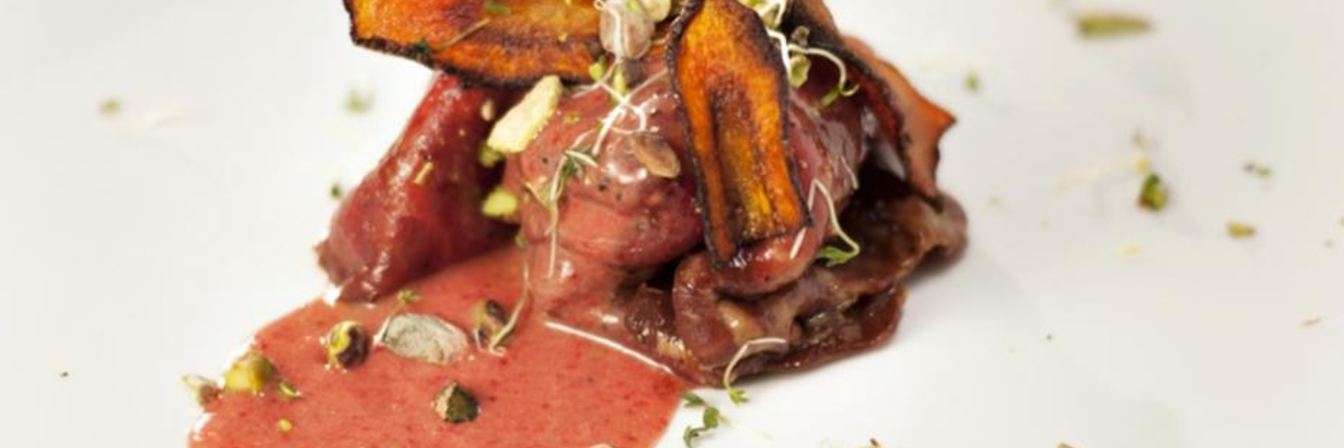 Карпаччо из говядины с клубничным сорбетом