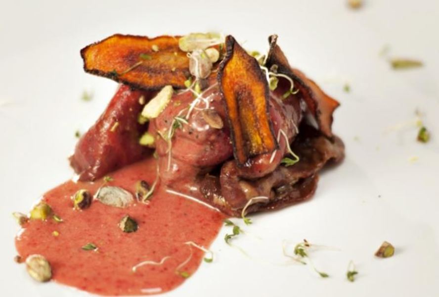 Карпаччо из говядины с клубничным сорбетом