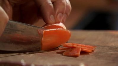 карпаччо из говядины с клубничным сорбетом