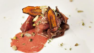 карпаччо из говядины с клубничным сорбетом