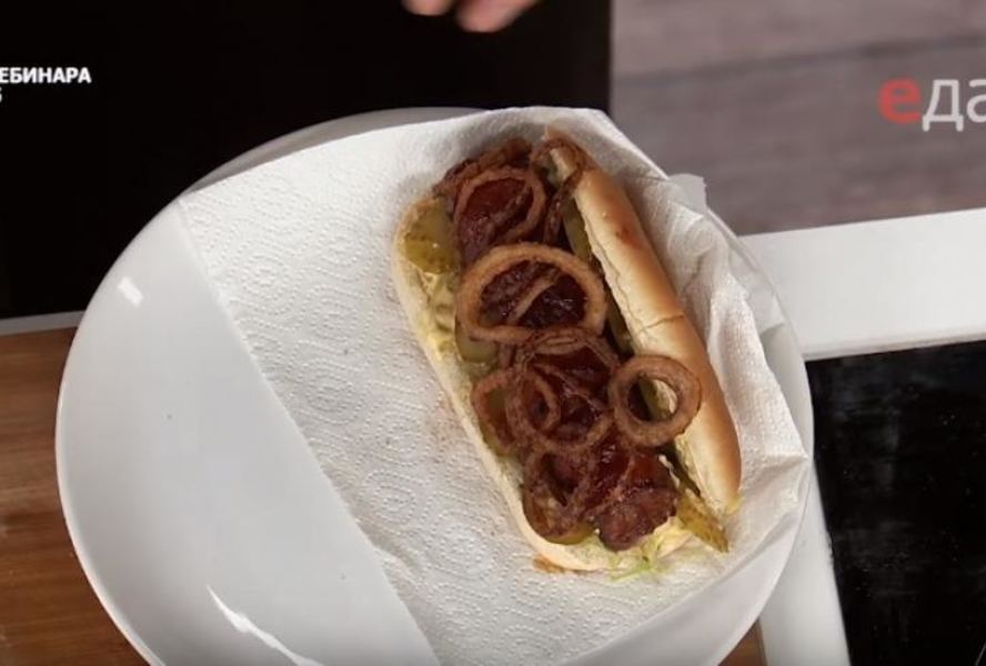 Хот-дог с беконом и луком фри