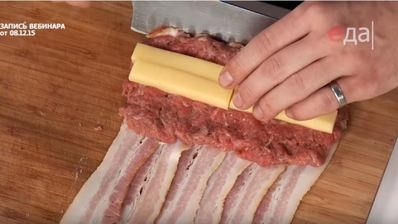 хот-дог с беконом и луком фри