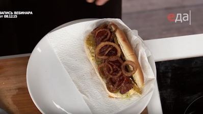 хот-дог с беконом и луком фри