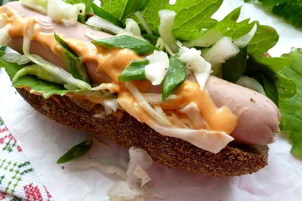 Хот-дог с капустным салатом