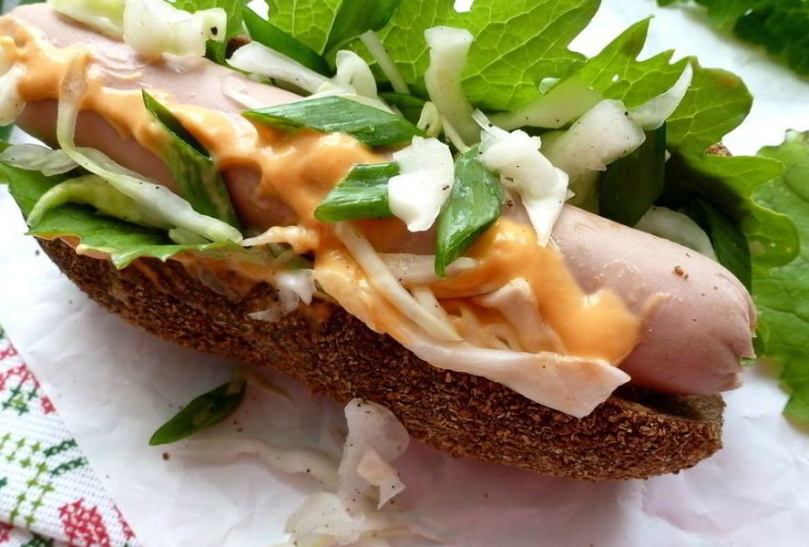 Хот-дог с капустным салатом