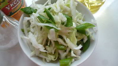 хот-дог с капустным салатом