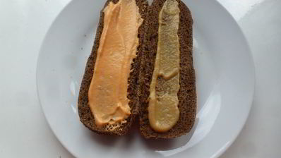 хот-дог с капустным салатом