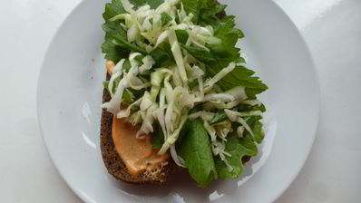 хот-дог с капустным салатом